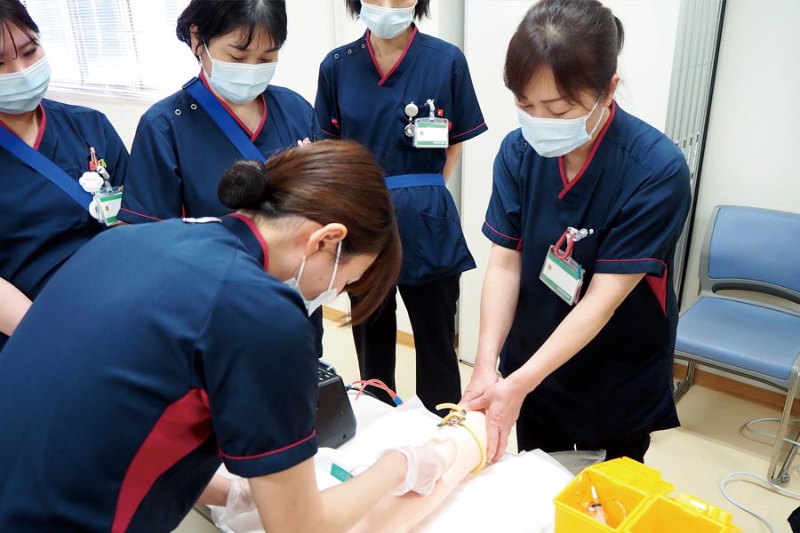 新人研修_シミュレーターを使った採血練習